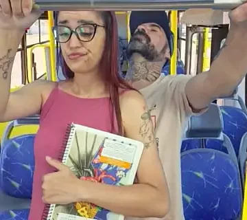 estudande sendo encoxada por velho no onibus em publico 1733436177