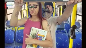 Estudande sendo encoxada por velho no onibus em publico!