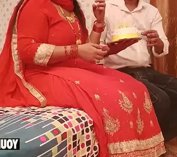 stepmom ki anniversary pe baap nahi tha bete ne manaayi suhaagraat cake kaat kar 1733437347